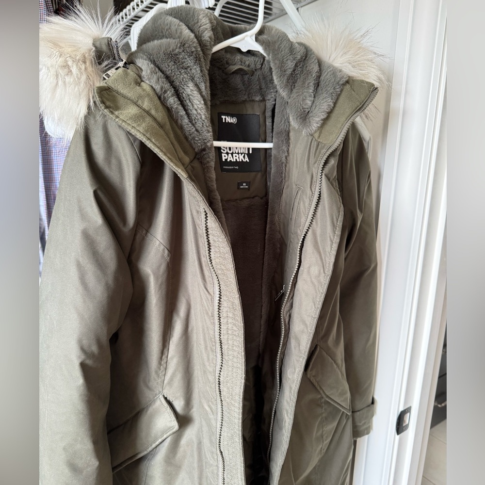 BRAND NEW Aritzia's parka, size XS, green